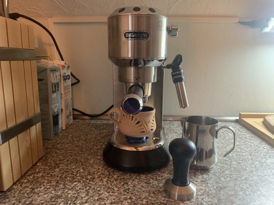 Die Espressomaschine De’Longhi EC685.M Dedica