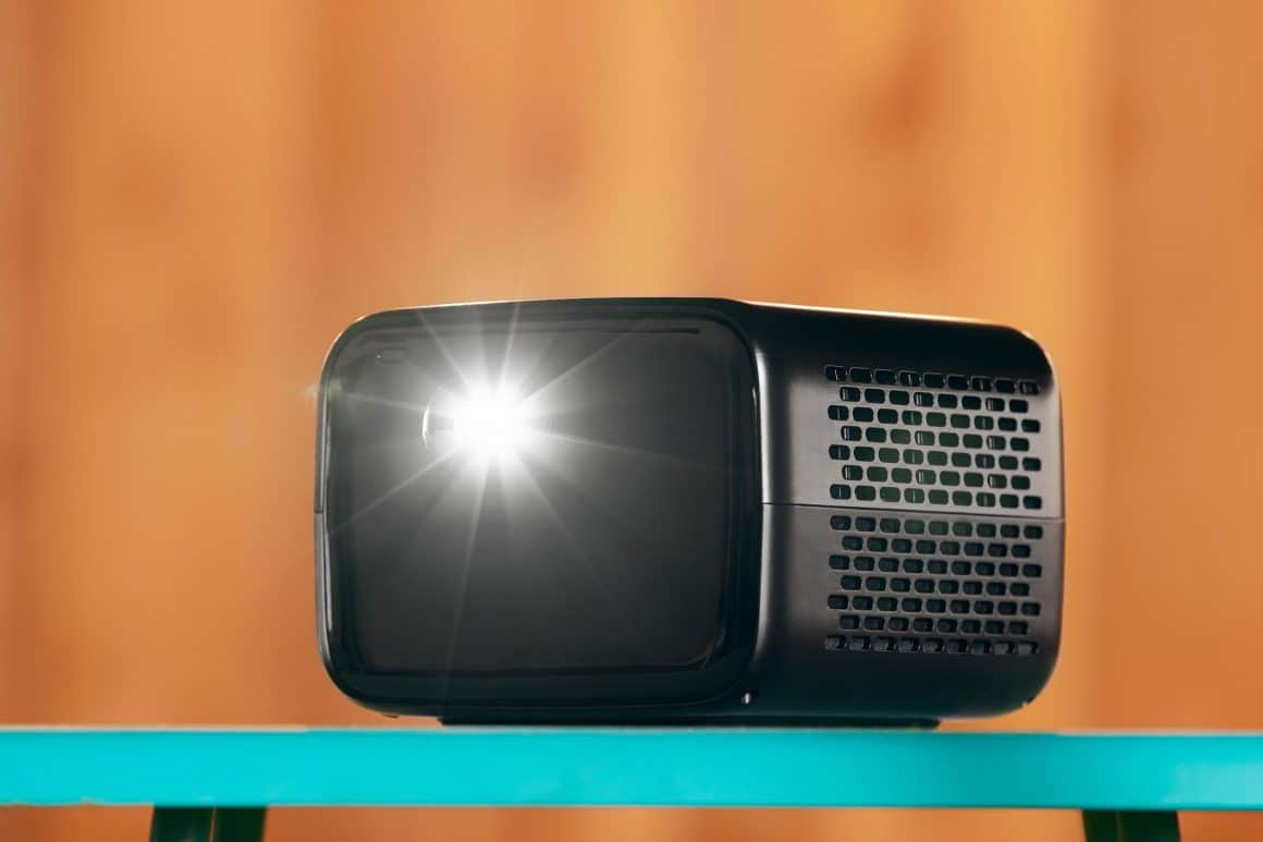 Der mobile Beamer Phlips PicoPix Max liefert Bilder mit einer Helligkeit von 900 ANSI Lumen.