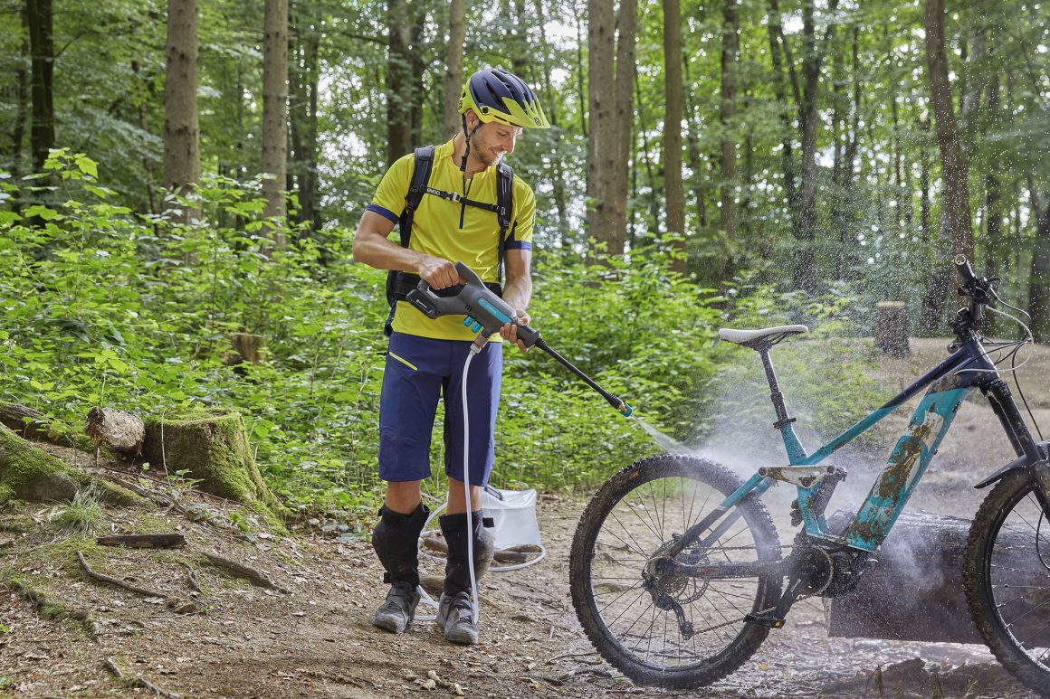 Auch Fahrräder können mit dem Gardena AquaClean 24/18V gründlich gereinigt werden.
