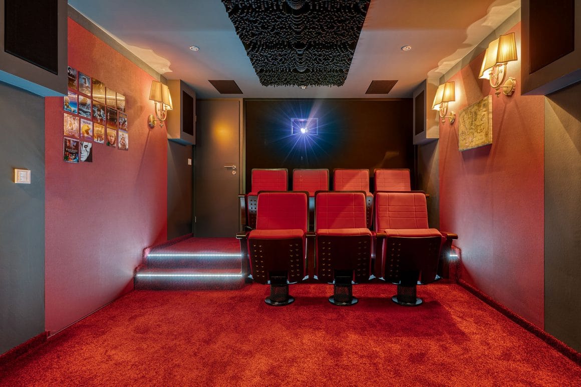 Die Einrichtung des Heimkinos ist stilvoll gehalten, der Raum perfekt auf die Akustik abgestimmt.