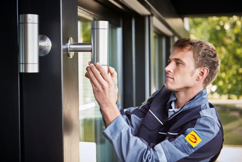 Elektriker montiert Beleuchtung im Garten