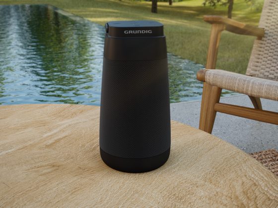 Grundig GBT Connect 360 auf einem Tisch