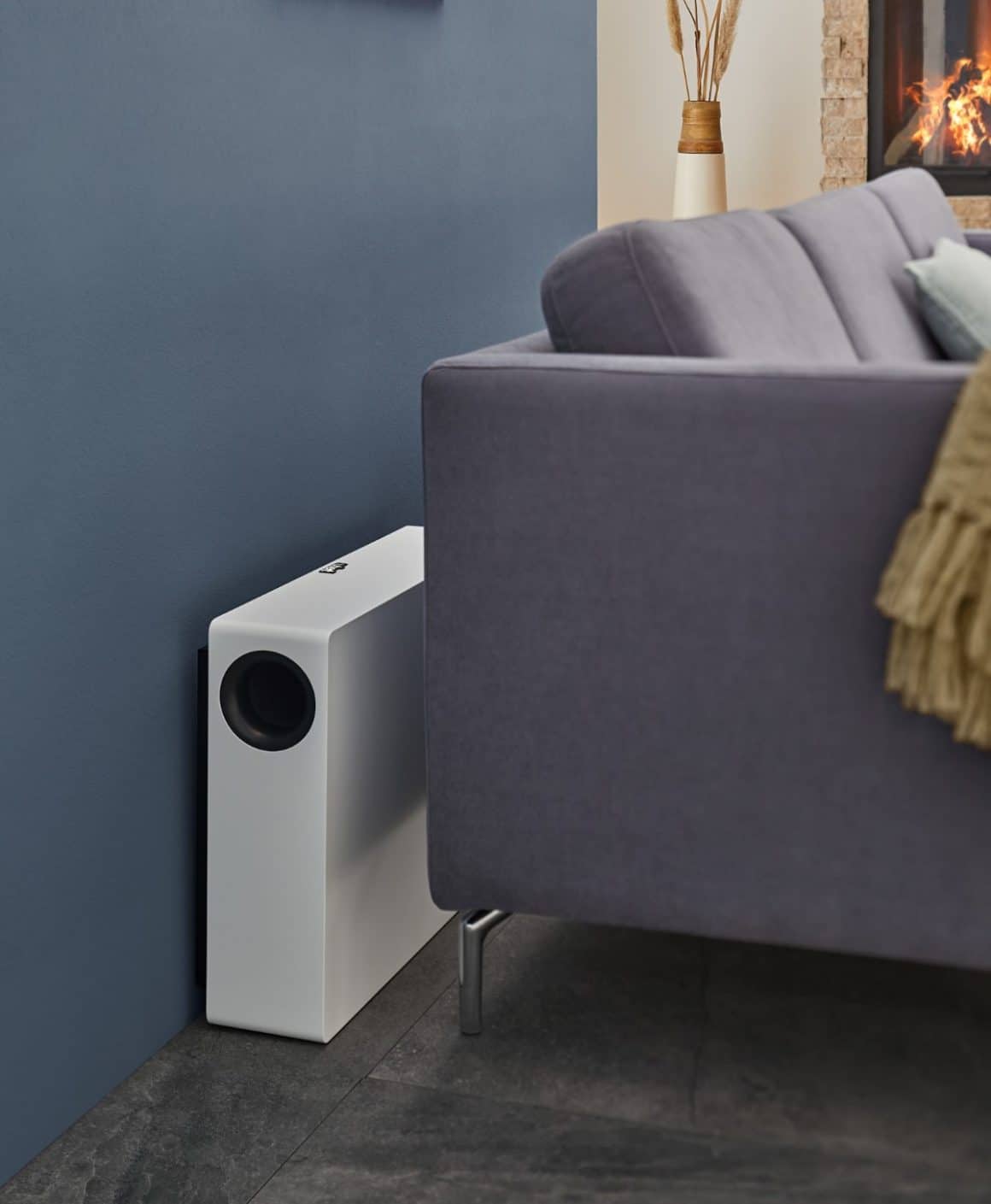 Nubert nuSub XW-800 slim hinterm Sofa