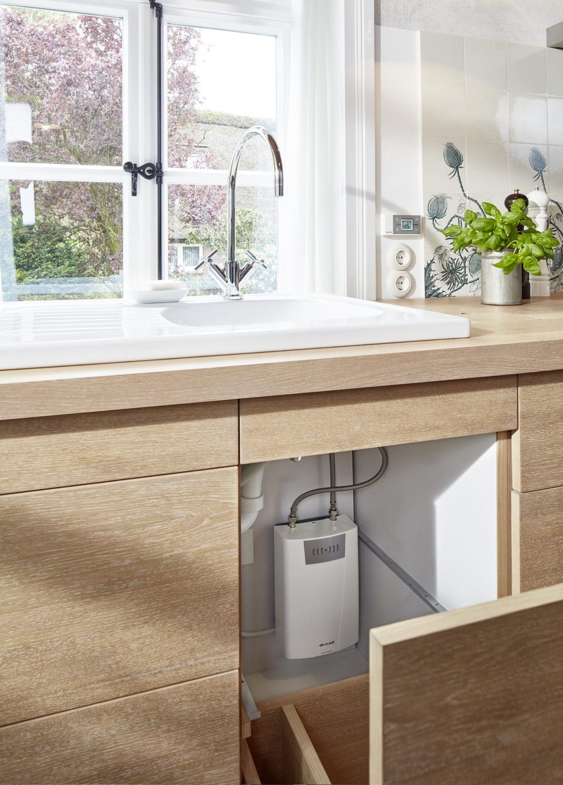 Cluge Durchlauferhitzer montiert in einem Küchenschrank