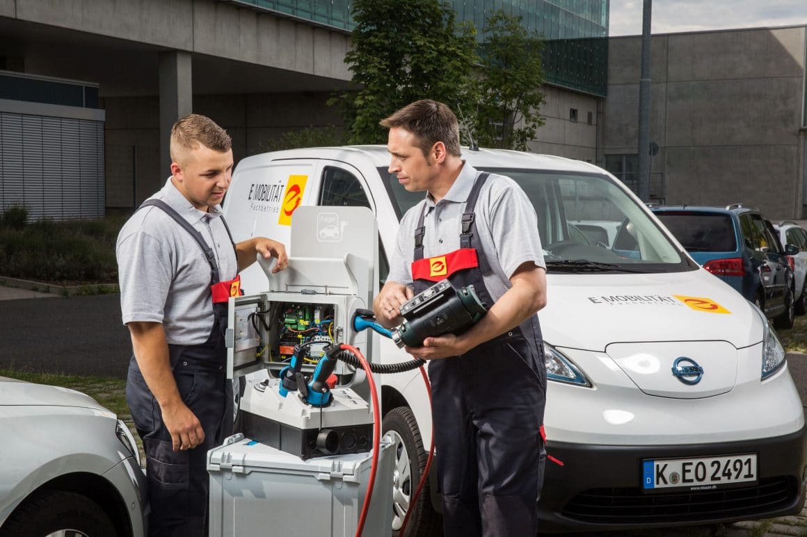 Der leichte Einstieg in die E-Mobilität: Elektriker bei der Installation einer E-Ladesäule