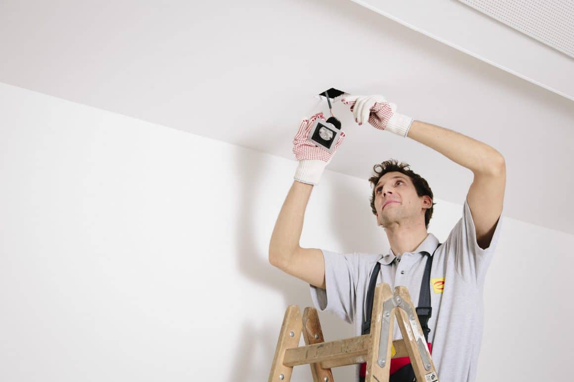 Elektro-Fachmann bei der Installation eines LED-Deckeneinbauspots