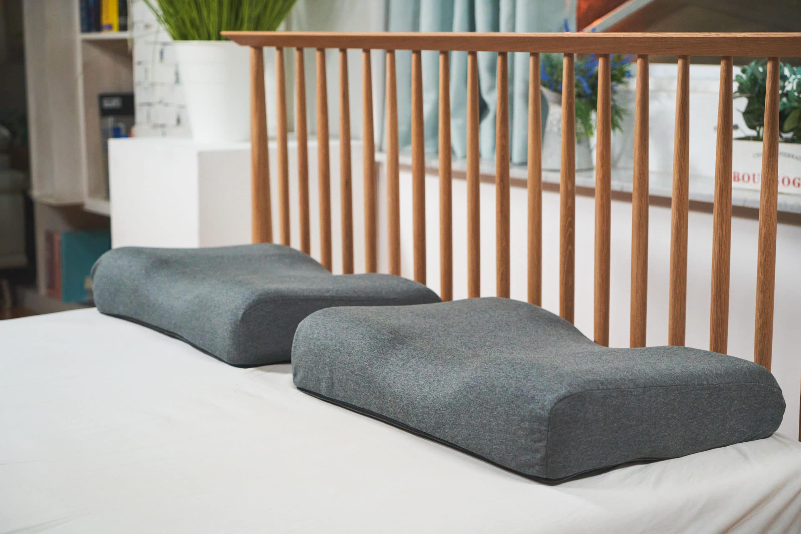 Zwei Zerema Anti-Schnarchkissen in einem Bett