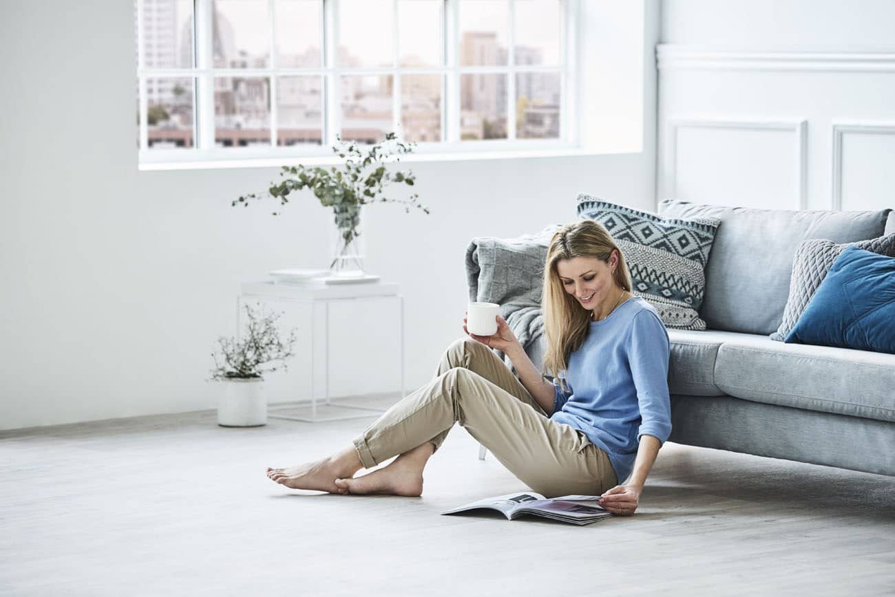 Fussbodenheizung Frau-auf-Boden