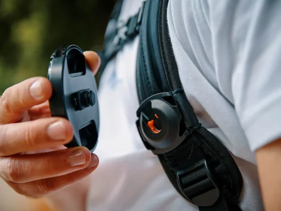 @FIDLOCK - SNAPSNAP-lense cap clip-Mann legt Deckel auf Halterung