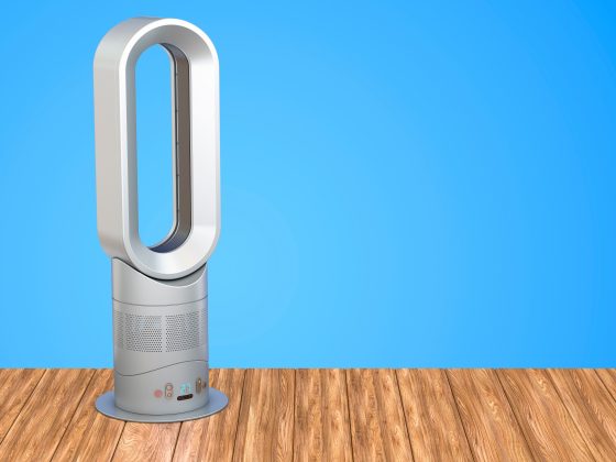 Turmventilator vor blauem Hintergrundm