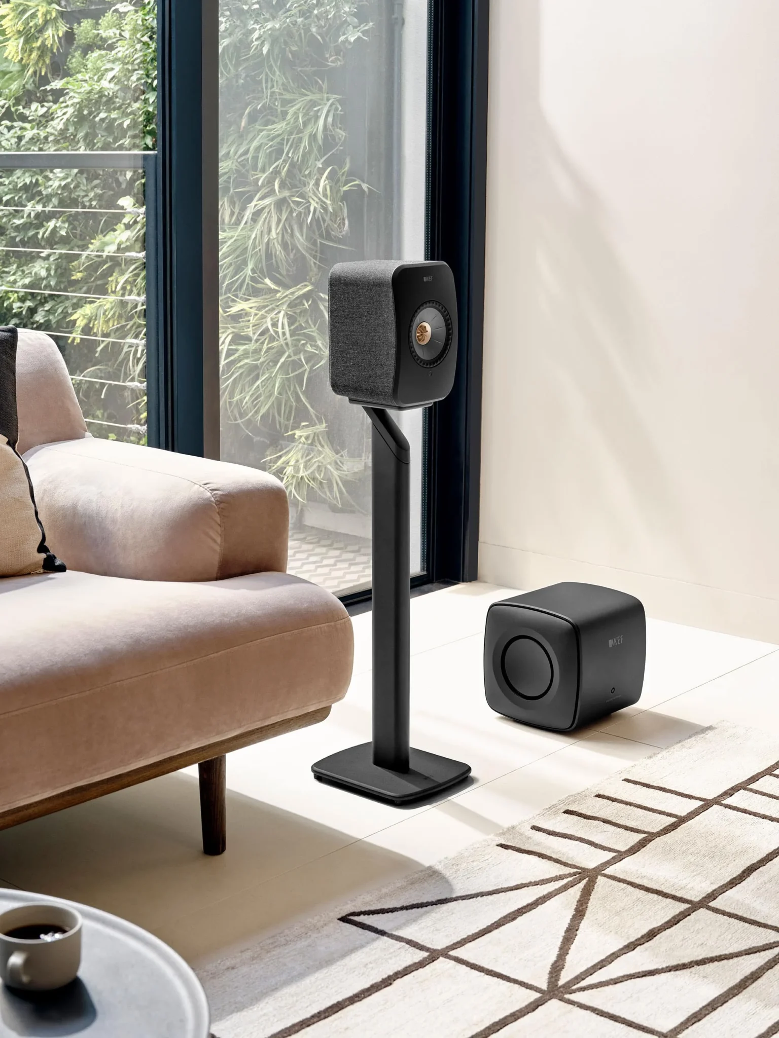 KEF LSX II als Multiroom-Speaker auf Ständer