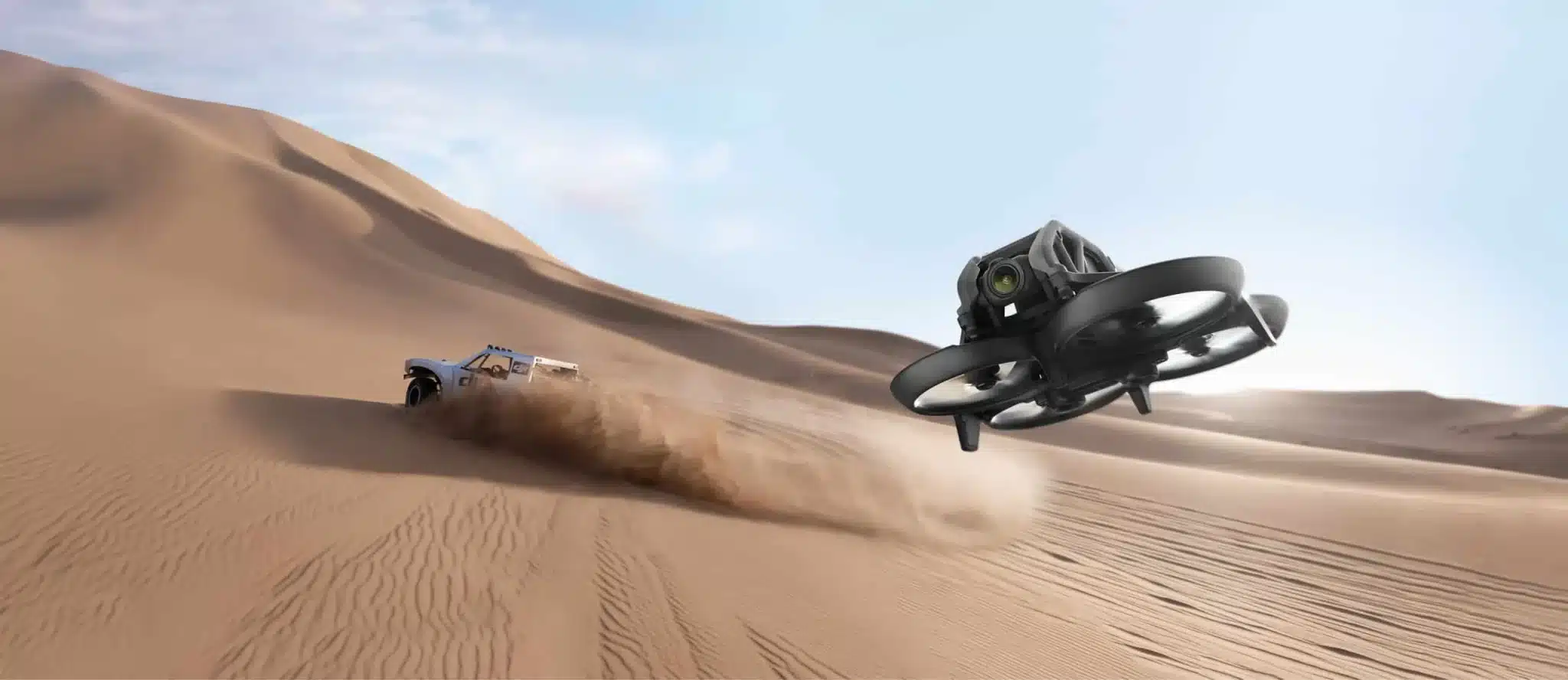 DJI Avata im Flug in der Wüste