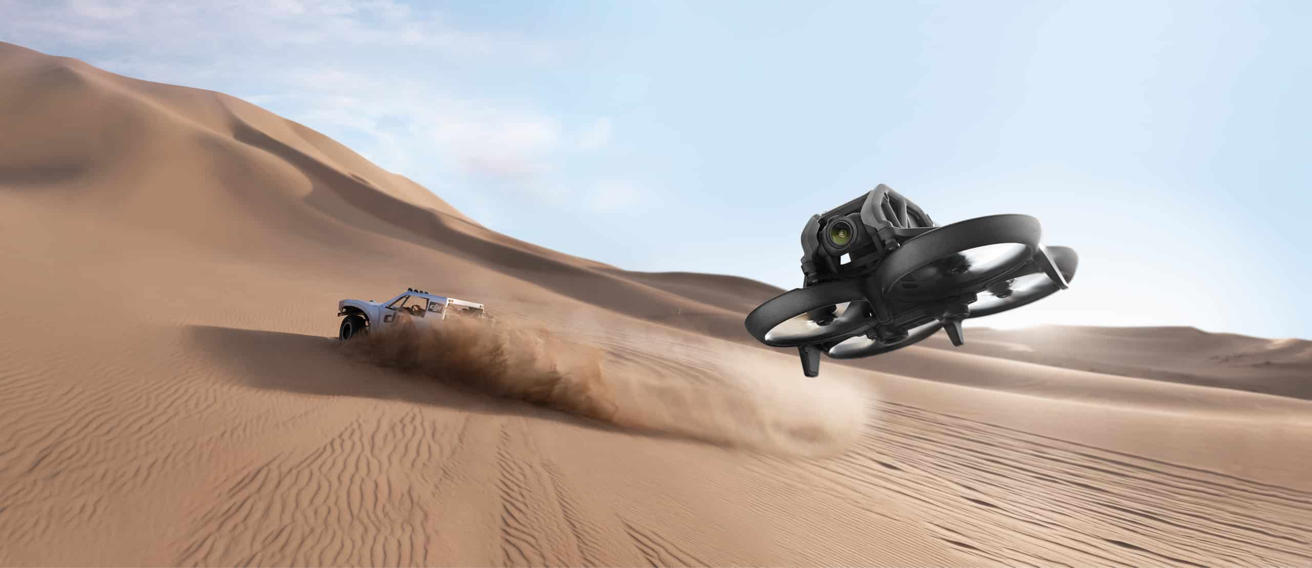 DJI Avata im Flug in der Wüste