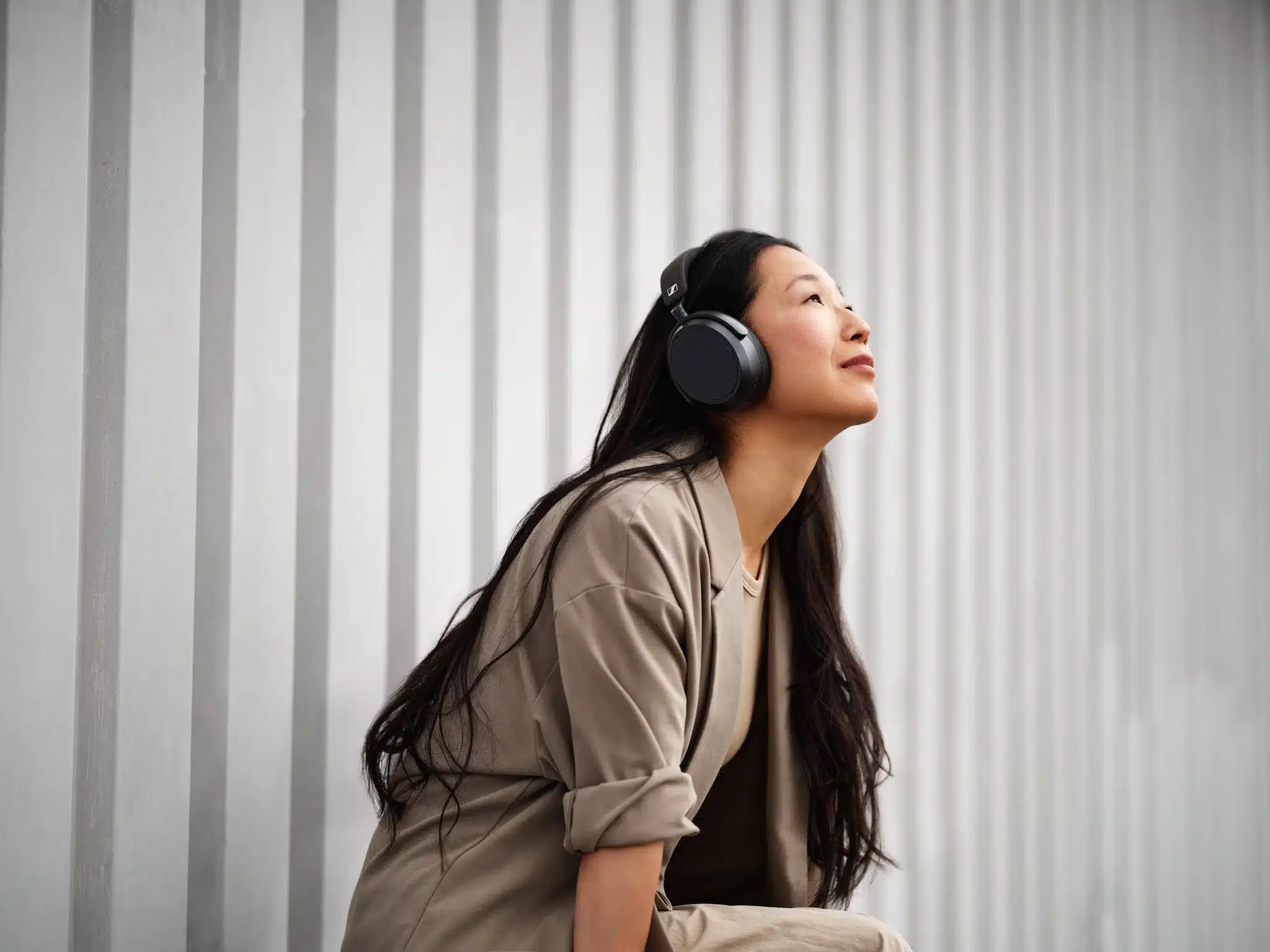 Sennheiser MOMENTUM 4 Wireless Lifestyle Bild mit Frau