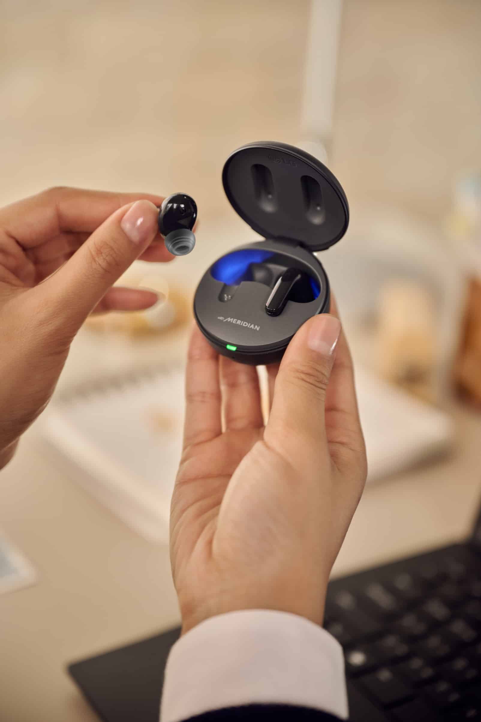 LG TONE Free DT90Q im Ladegerät