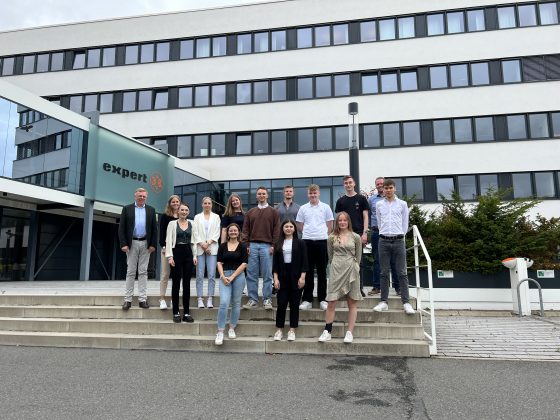 expert heißt im Jubiläumsjahr zwölf Auszubildende willkommen