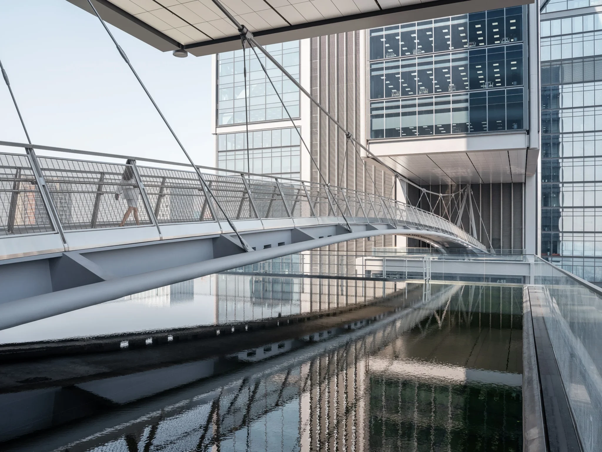 Brücke zwischen den Türmen des DJI Firmensitzes in Shenzhen