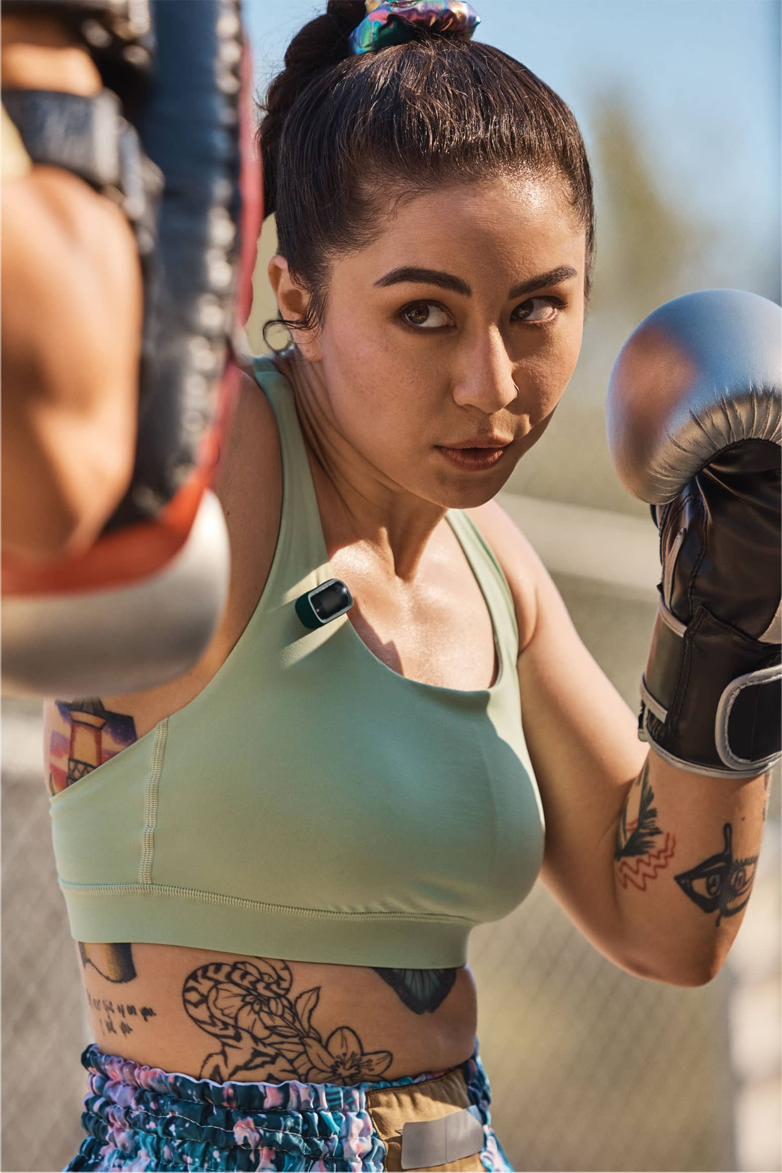 Fitbit Inspire 3 an einer Boxerin