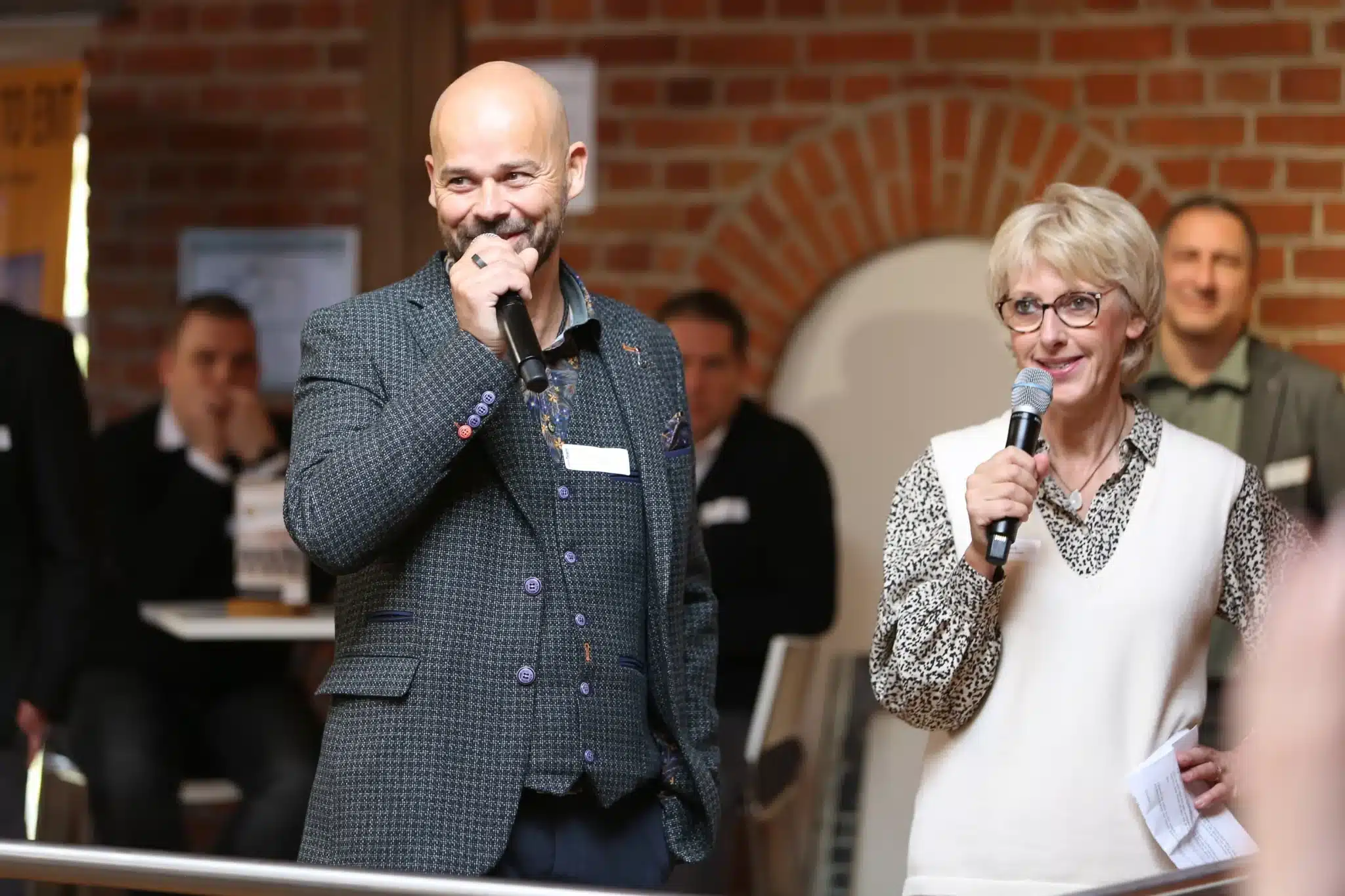 comTeam Geschäftsführer Sven Glatter und Leiterin Partnermanagement Silvia Habeck eröffnen den Partnerkongress