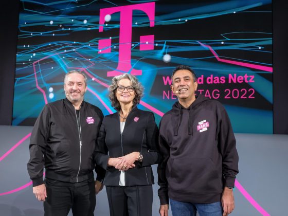 (v. l.) Walter Goldenits, Claudia Nemat, Srini Gopalan auf dem Netzetag 2022. © Deutsche Telekom / Norbert Ittermann