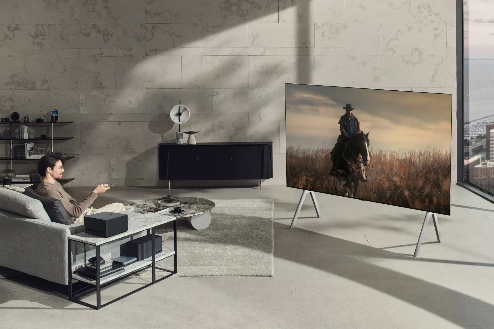97 Zoll LG OLED TV M3 steht im Raum