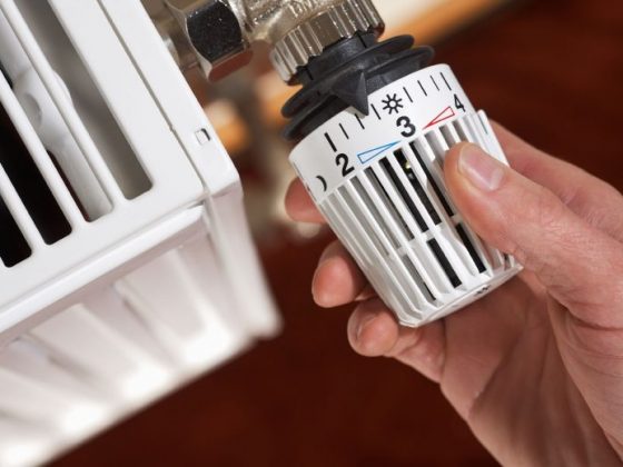 Heizungsthermostat wird zugedreht