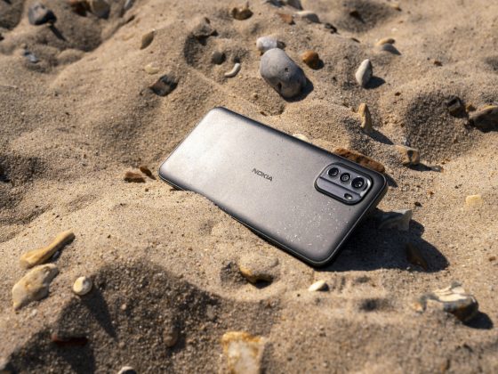 Nokia G60 im Sand - Lifestylebild