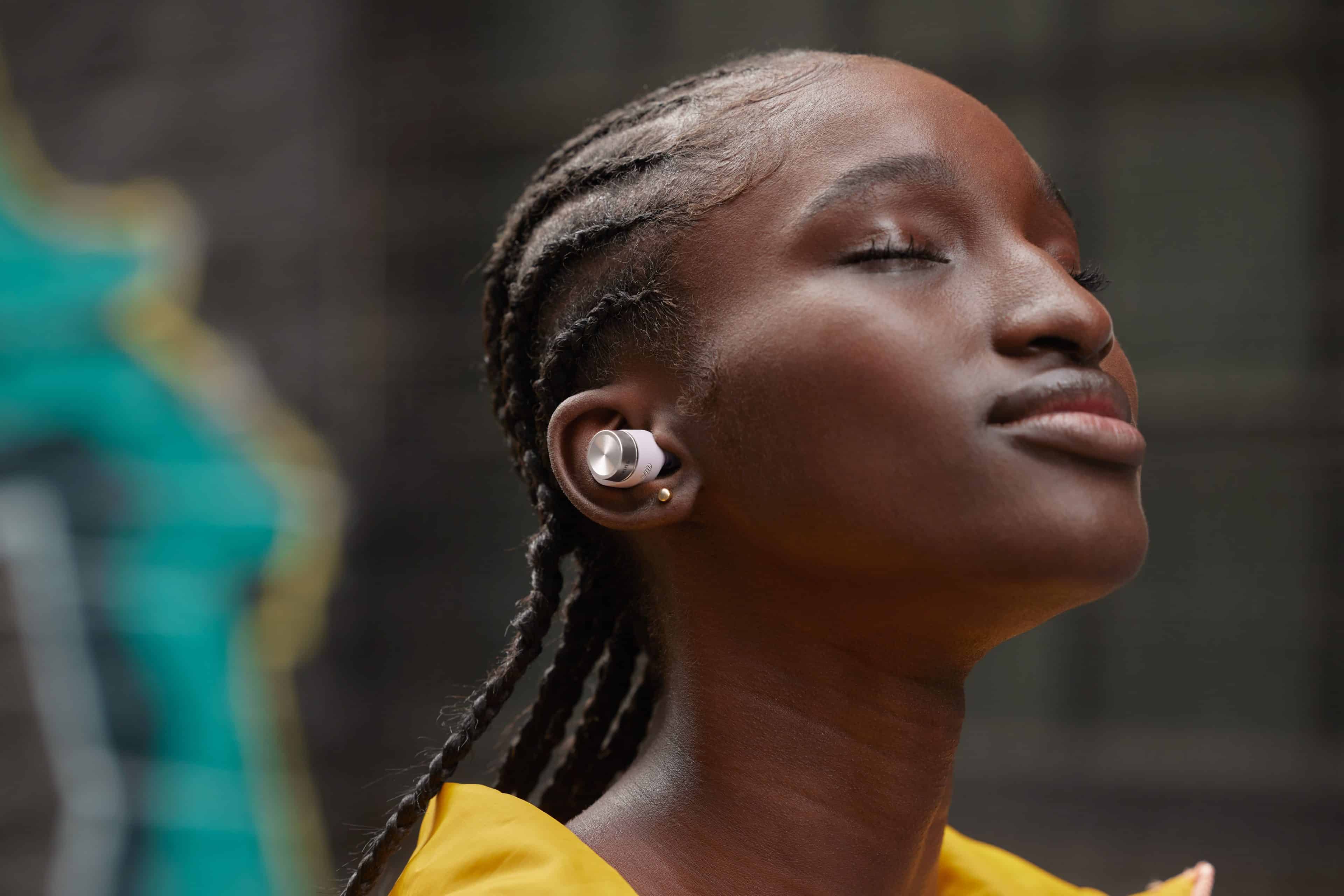 Bowers & Wilkins Pi7 S2 in Canvas White - Lifestylebild.