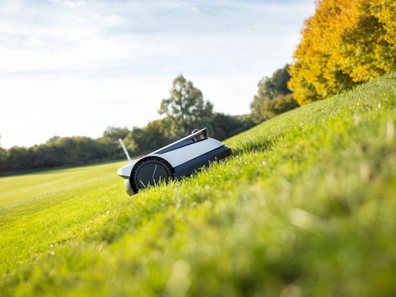 Ecovacs GOAT G1 Mähroboter fährt eine Steigung hoch