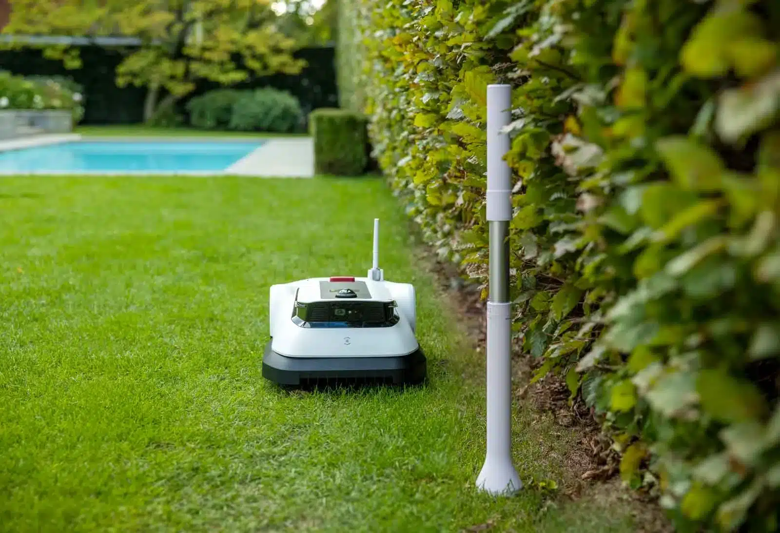 Ecovacs GOAT G1 fährt eine Rasenkante entlang