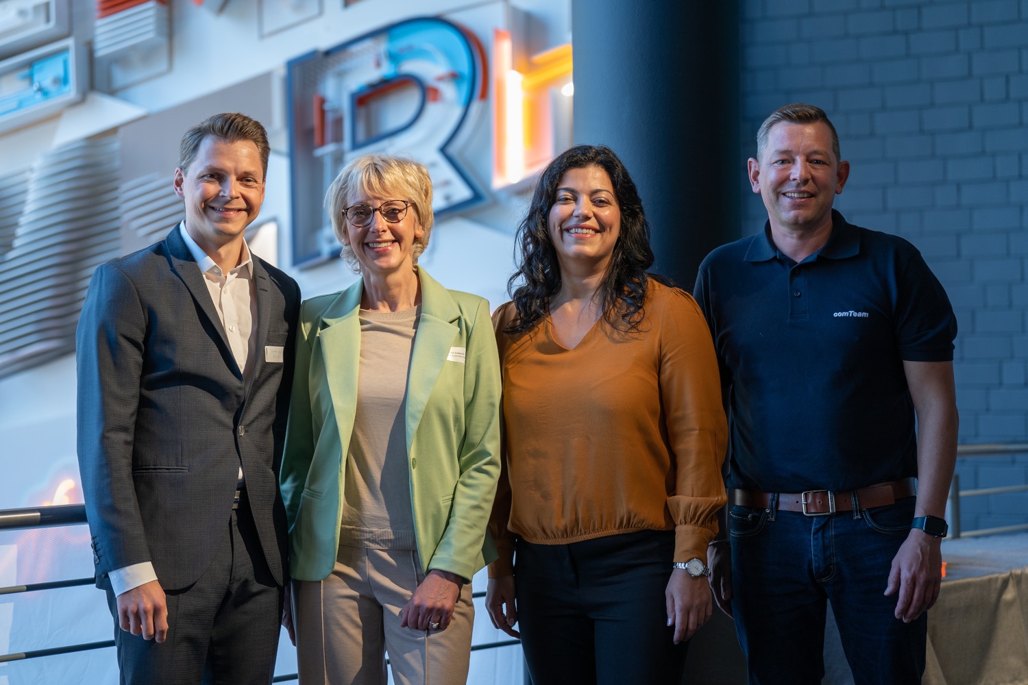 Leiterin Partnermanagement Silvia Habeck und Partnerbetreuer Christian Hömer zusammen mit Benjamin und Sarah Afshari von DISS-CO, der Plattform für die comTeam Hinweisgeberrichtlinie.