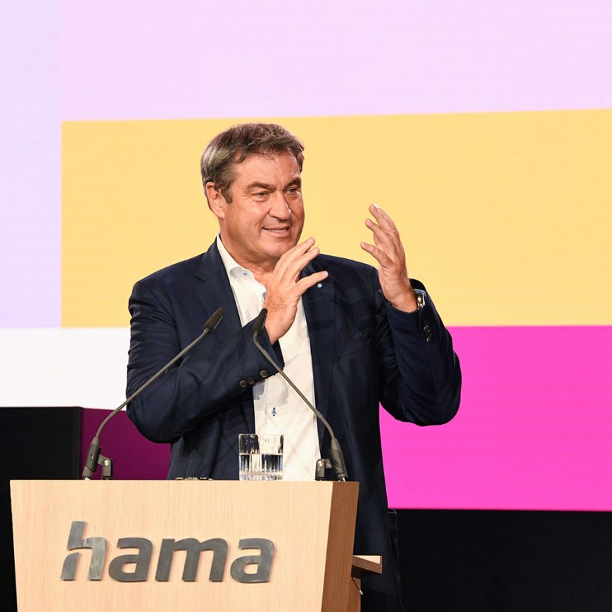 Beim Mitarbeiter-Abend dankt der bayerische Ministerpräsident Dr. Markus Söder der Hama Firmenleitung und den Mitarbeitenden für ihren Einsatz.