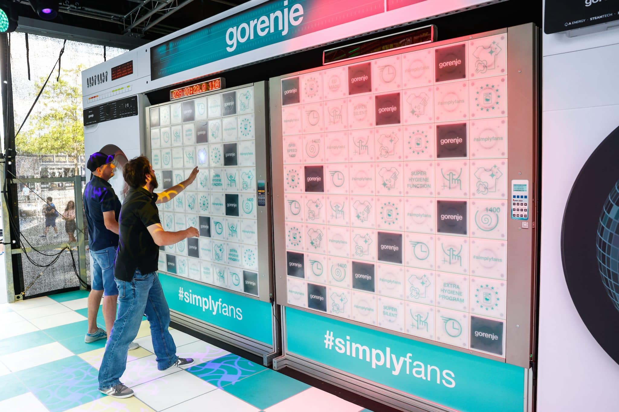 Disco-Waschsalon auf dem Promo-Stand von Gorenje