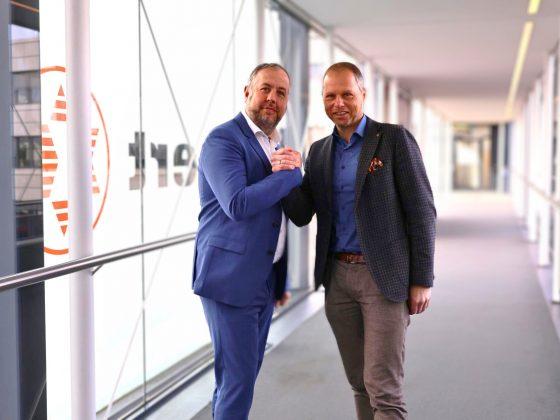 Jan Hillebrand und Holger Pöppe leiten seit dem 1. April 2024 gemeinsam den Geschäftsbereich Vertrieb/Category Management in der expert-Zentrale in Langenhagen. Damit treten sie in ihren neuen Funktionen die Nachfolge von Peter Zyprian an, der seit Anfang des Jahres als Handelsbotschafter der IFA tätig ist.