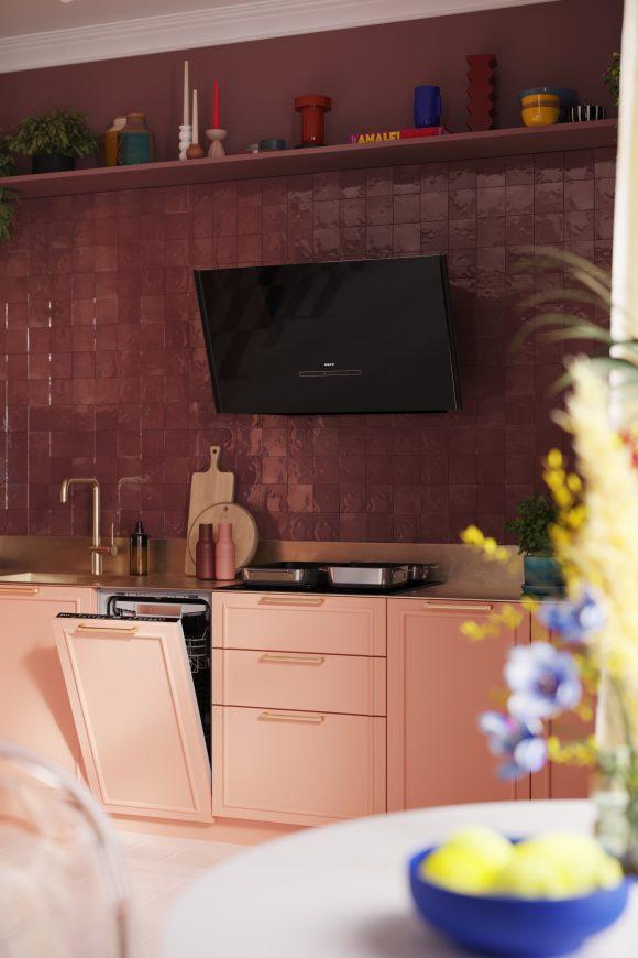 Neff Küche in Peach Fuzz offnener Geschirrspüler