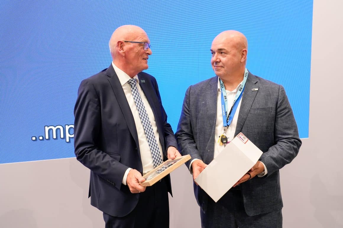 Verabschiedung von Berthold Niehoff. Hier mit IFA-Messechef Leif Lindner. Foto: Mark Bollhorst, ZVEI