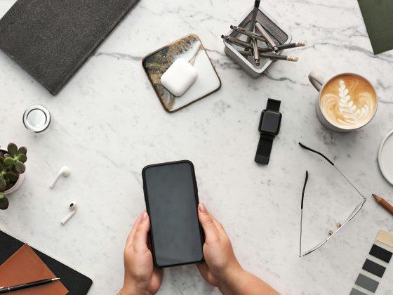 Verschiedene smarte Gadgets auf einem Tisch
