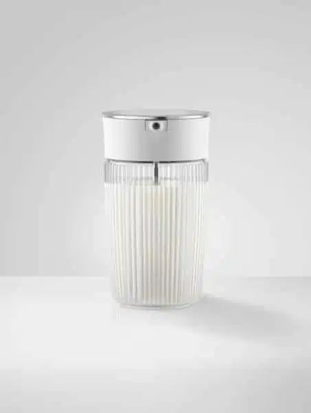 Für Milchspezialitäten bietet JURA eine elegante Milch-Karaffe aus Borosilikatglas mit 0,5 Liter Fassungsvermögen.