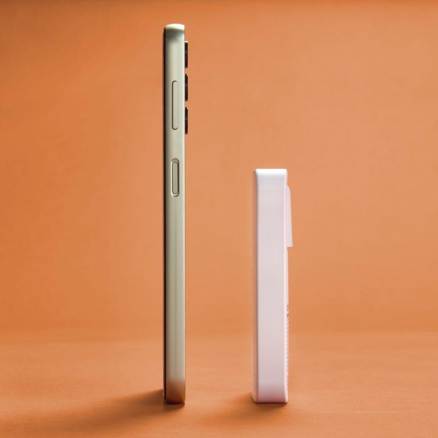 Hama 65 W Schnellladegerät im Vergleich zu einem iPhone