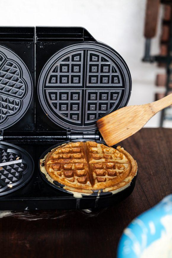 Die Waffeln sollten nur mit nicht-eisernen Küchenhelfern entnommen werden.
