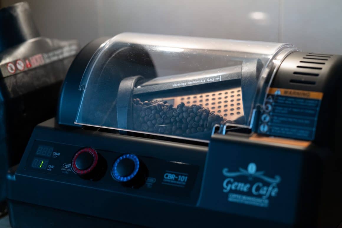 Ein Timer sagt, wie lange die Bohnen noch brauchen.