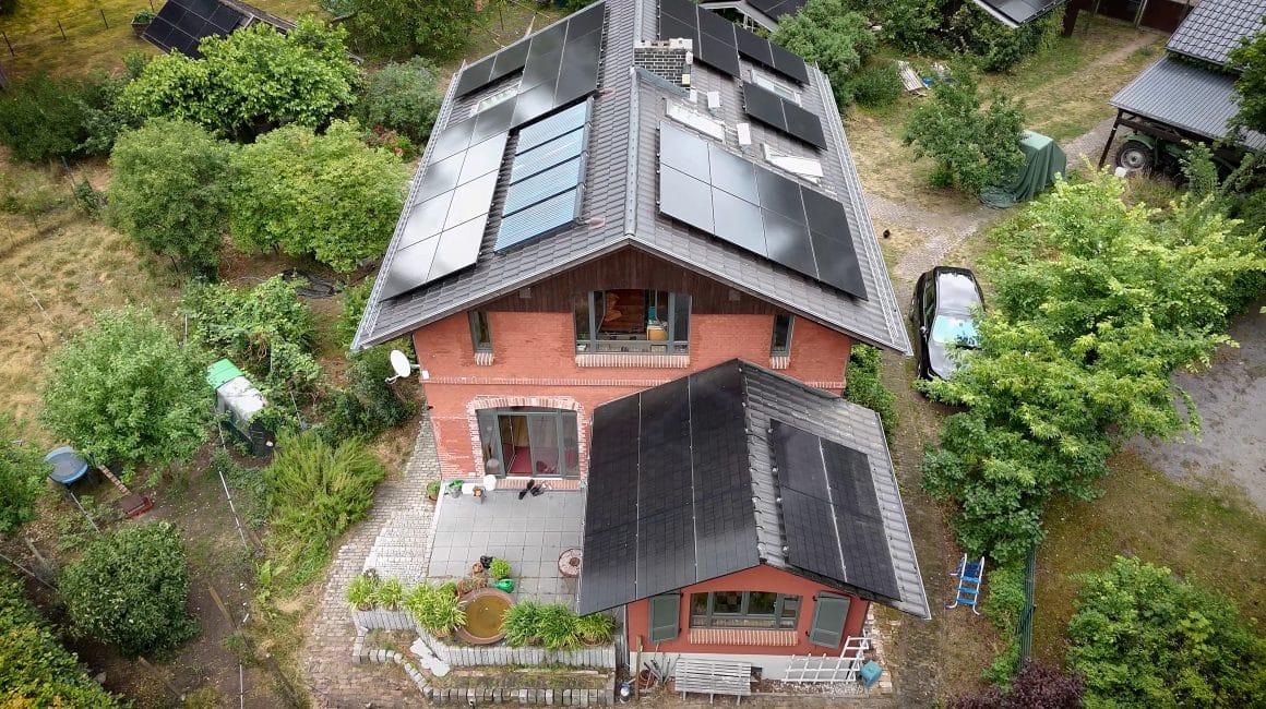 Das Wohngebäude aus luftiger Perspektive: Insgesamt sind 24 kWp installiert. (Foto: E3/DC)