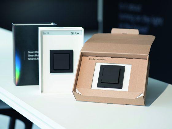 Kleinerer CO2-Fußabdruck, aber auch die Material- und Herstellkosten der Gira Musterkartons sind gesunken. (Foto: Gira)