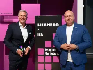 Bildunterschrift: Steffen Nagel (MD Sales & Marketing Liebherr-Hausgeräte GmbH) und Leif Lindner (CEO IFA Management GmbH)