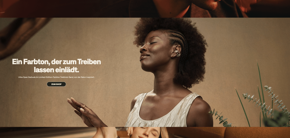 BOSE setzt weiterhin auf Premium-Audio und Lifestyle-Design – im Bild die neuen Ultra Open Earbuds in der Limited-Edition-Farbe ‚Treibholz-Sand‘.