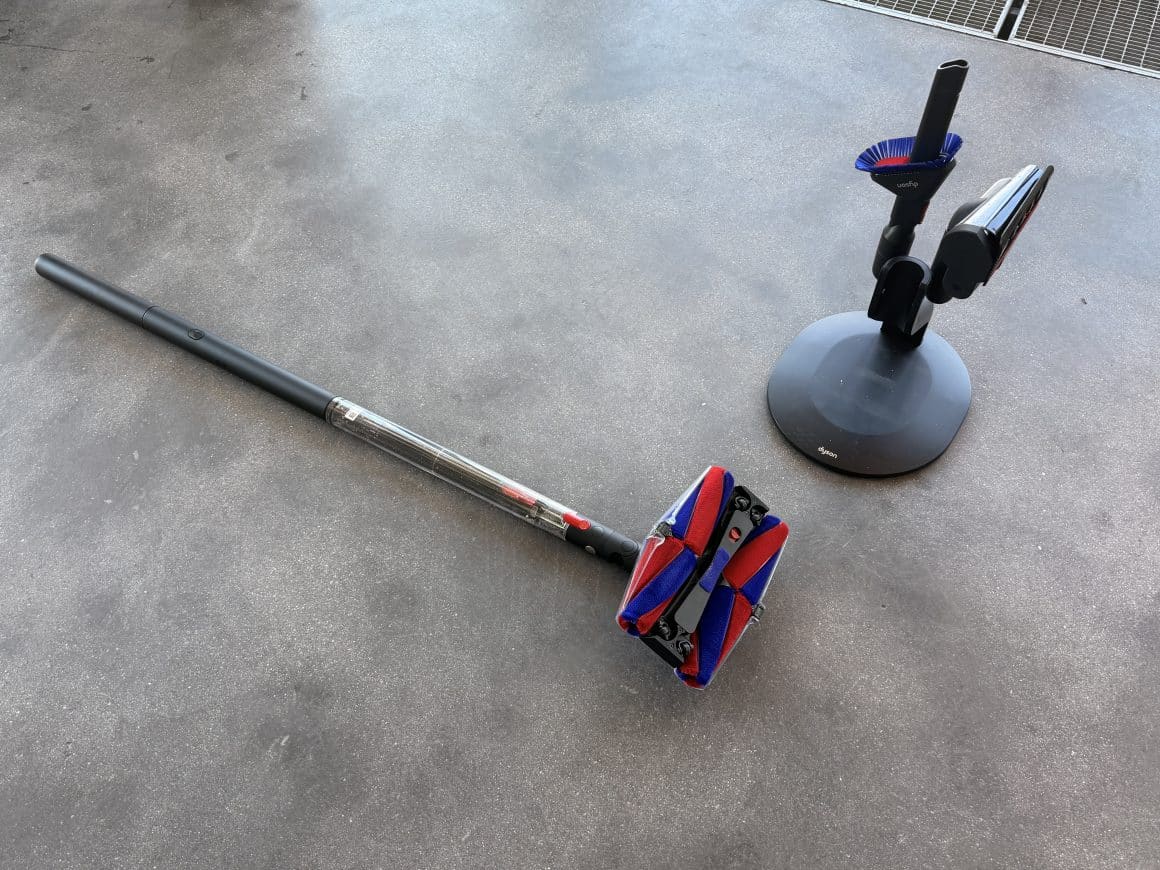 Der Dyson PencilVac und sein Standfuß. Foto: Sarah Alexandra Fechler