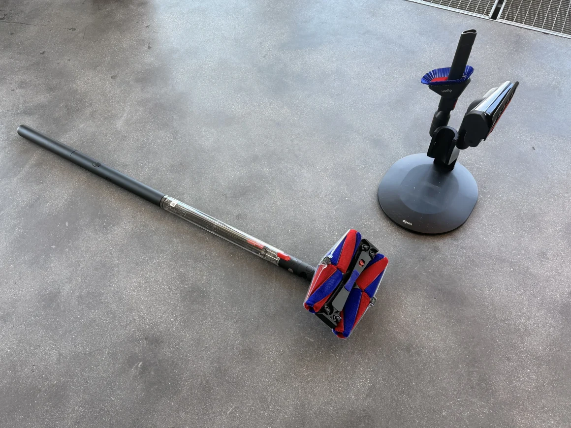 Der Dyson PencilVac und sein Standfuß. Foto: Sarah Alexandra Fechler