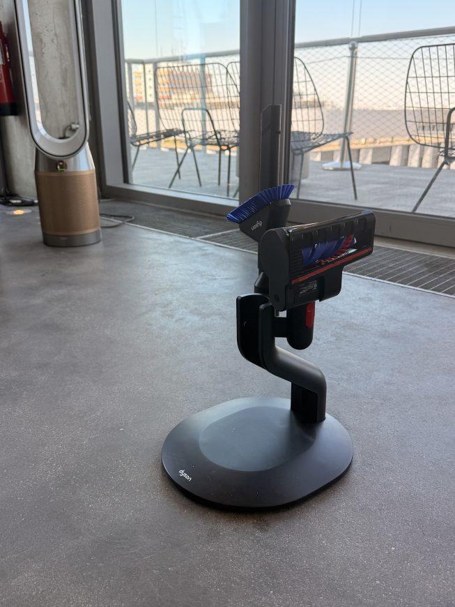 Zubehör am Standfuß des Dyson Pencil Vac