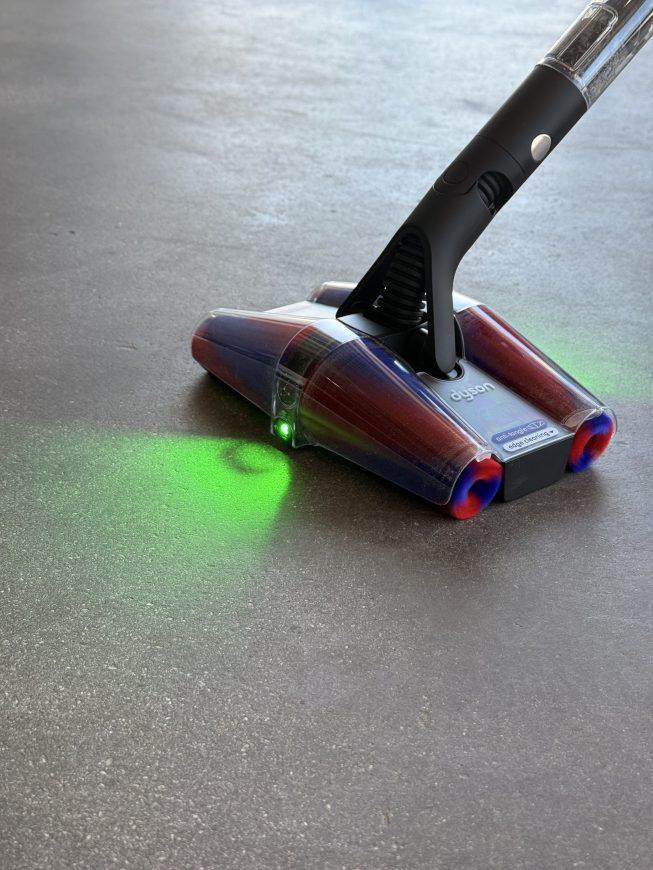 Licht zur Stauberkennung am Dyson Pencil Vac.. Foto: Sarah Alexandra Fechler / SmartWeekly.Business Redaktion