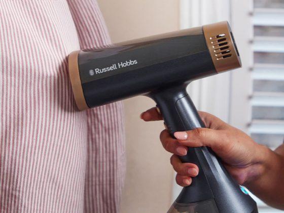 Russell Hobbs stellt mit VacuSteam-Dampfbürste